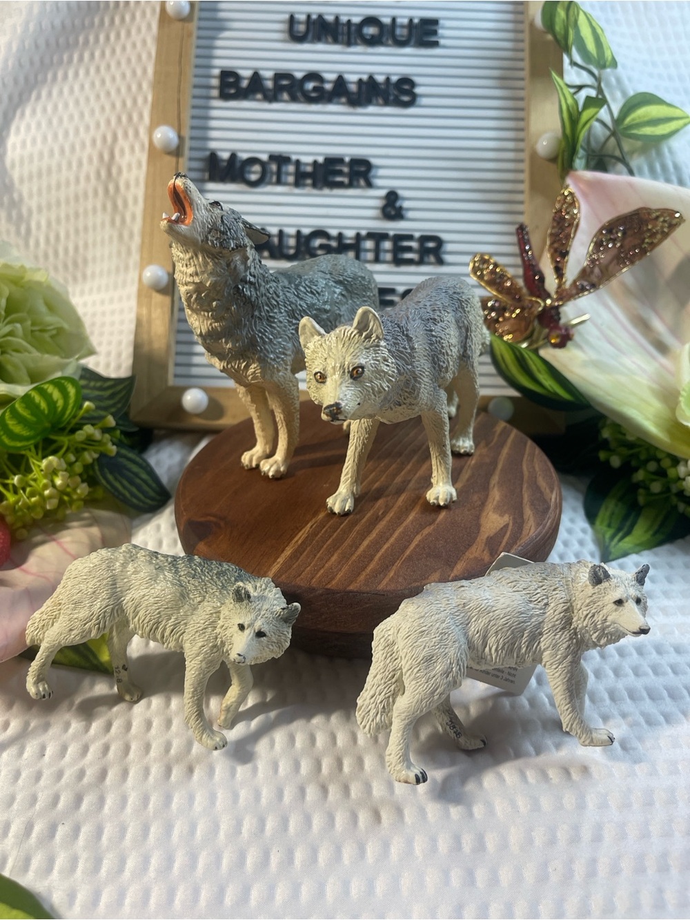 Safari Ltd Wolf Figure Lot White Wolves Gray Wolf Howling Wolf Animal Figurines